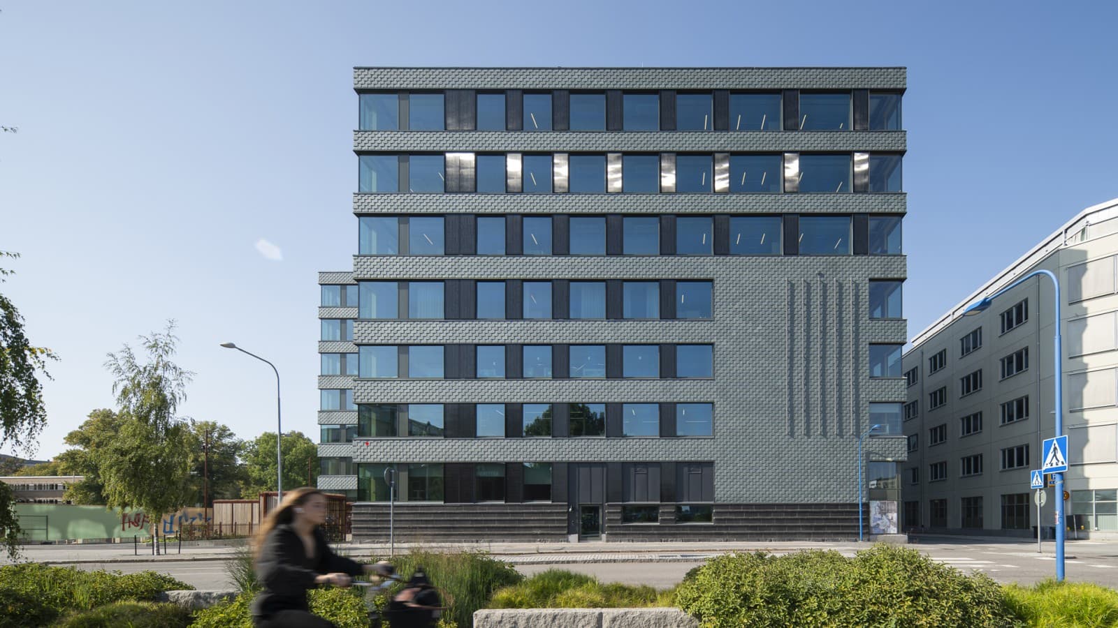 La fachada de pizarra con paneles solares integrados garantiza la eficiencia energética (© baraBild). La fachada de pizarra con paneles solares integrados garantiza la eficiencia energética (© baraBild).