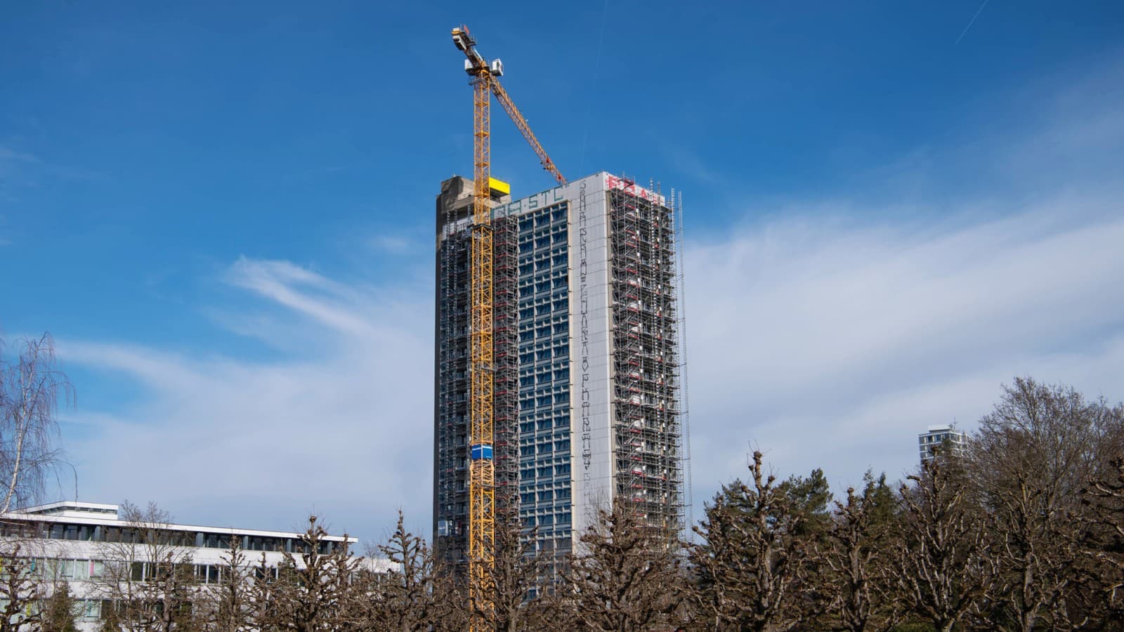 El rascacielos OMU 93, construido en la década de 1970, durante la rehabilitación El rascacielos OMU 93, construido en la década de 1970, durante la rehabilitación