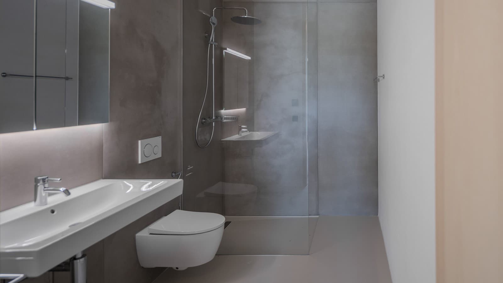 Los baños están equipados con inodoros y lavabos Geberit (© Openly / Jens Ellensohn) Los baños están equipados con inodoros y lavabos Geberit (© Openly / Jens Ellensohn)