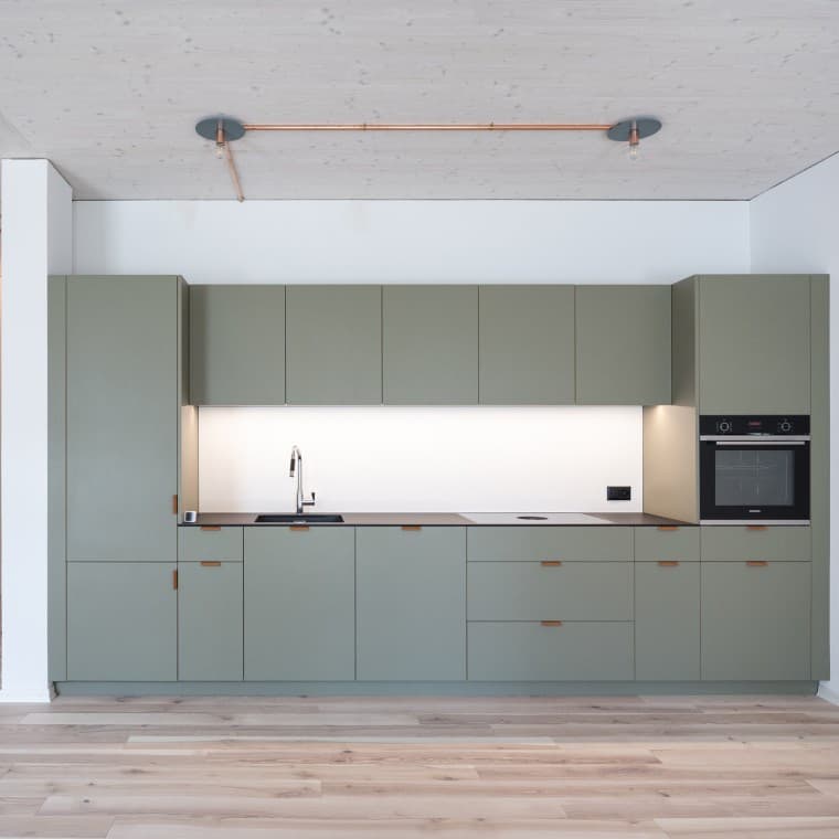 Se instalan los cables en superficie para garantizar que el edificio pueda usarse de forma flexible a largo plazo. © Openly / Jens Ellensohn Se instalan los cables en superficie para garantizar que el edificio pueda usarse de forma flexible a largo plazo. © Openly / Jens Ellensohn