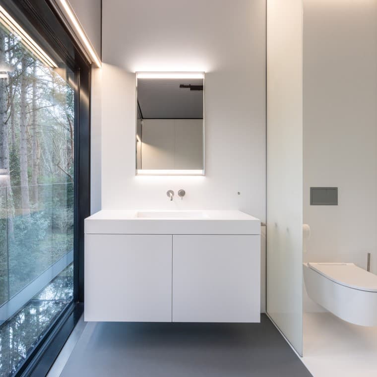 Minimalistas pero muy funcionales: los armarios de baño Geberit con ComfortLight. (© Lucas van der Wee) Minimalistas pero muy funcionales: los armarios de baño Geberit con ComfortLight. (© Lucas van der Wee)
