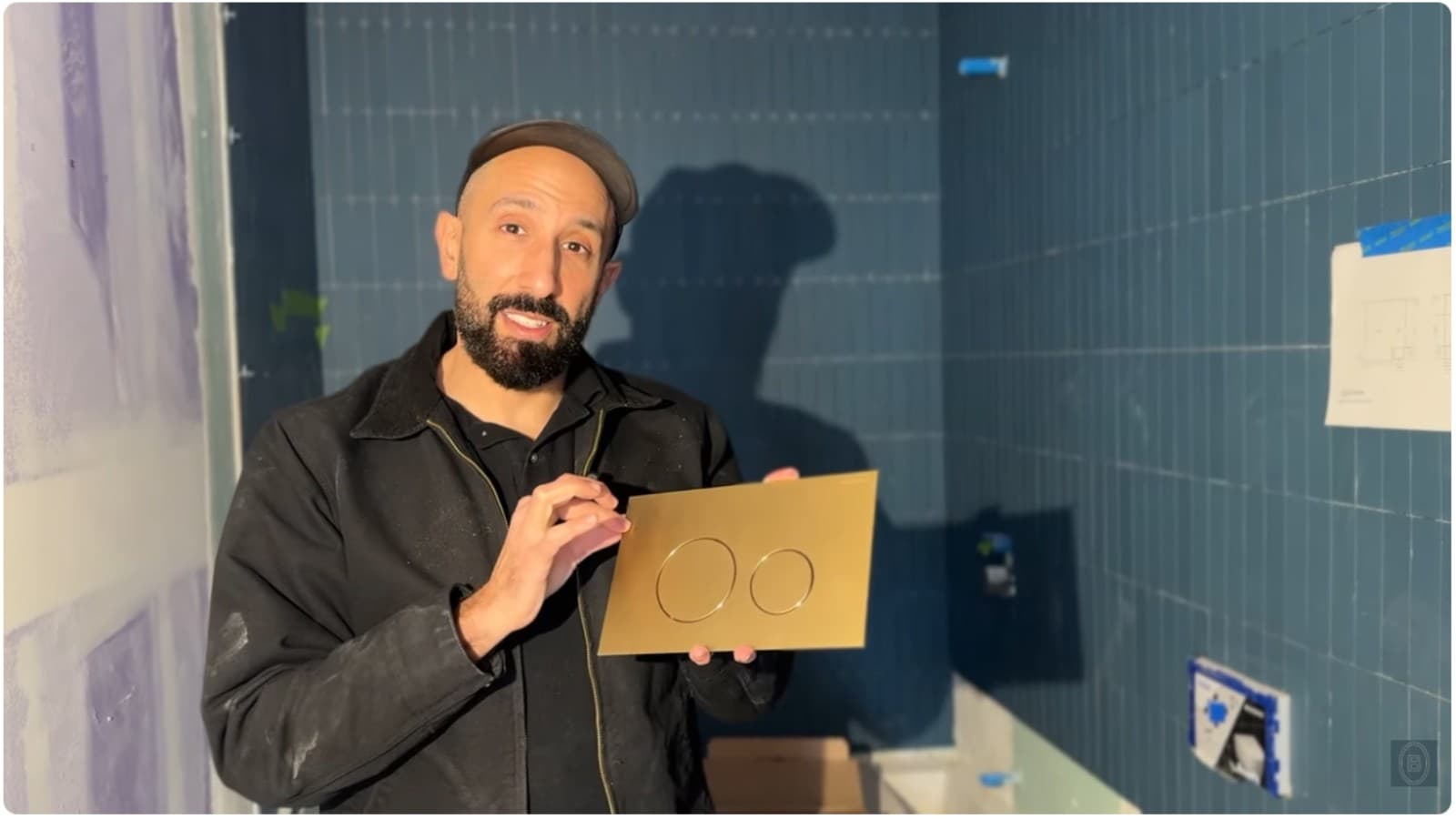 Barry Bordelon con un pulsador de descarga Geberit (© The Brownstone Boys) Barry Bordelon con un pulsador de descarga Geberit (© The Brownstone Boys)