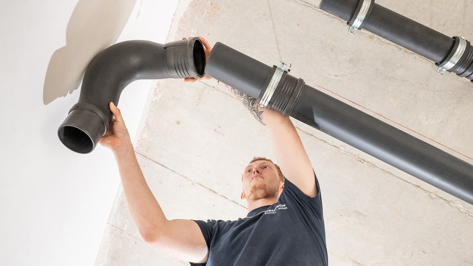 Instalación del codo Geberit Silent-Pro BackFlip en lugar del cambio de dirección convencional con codos de 45° Instalación del codo Geberit Silent-Pro BackFlip en lugar del cambio de dirección convencional con codos de 45°