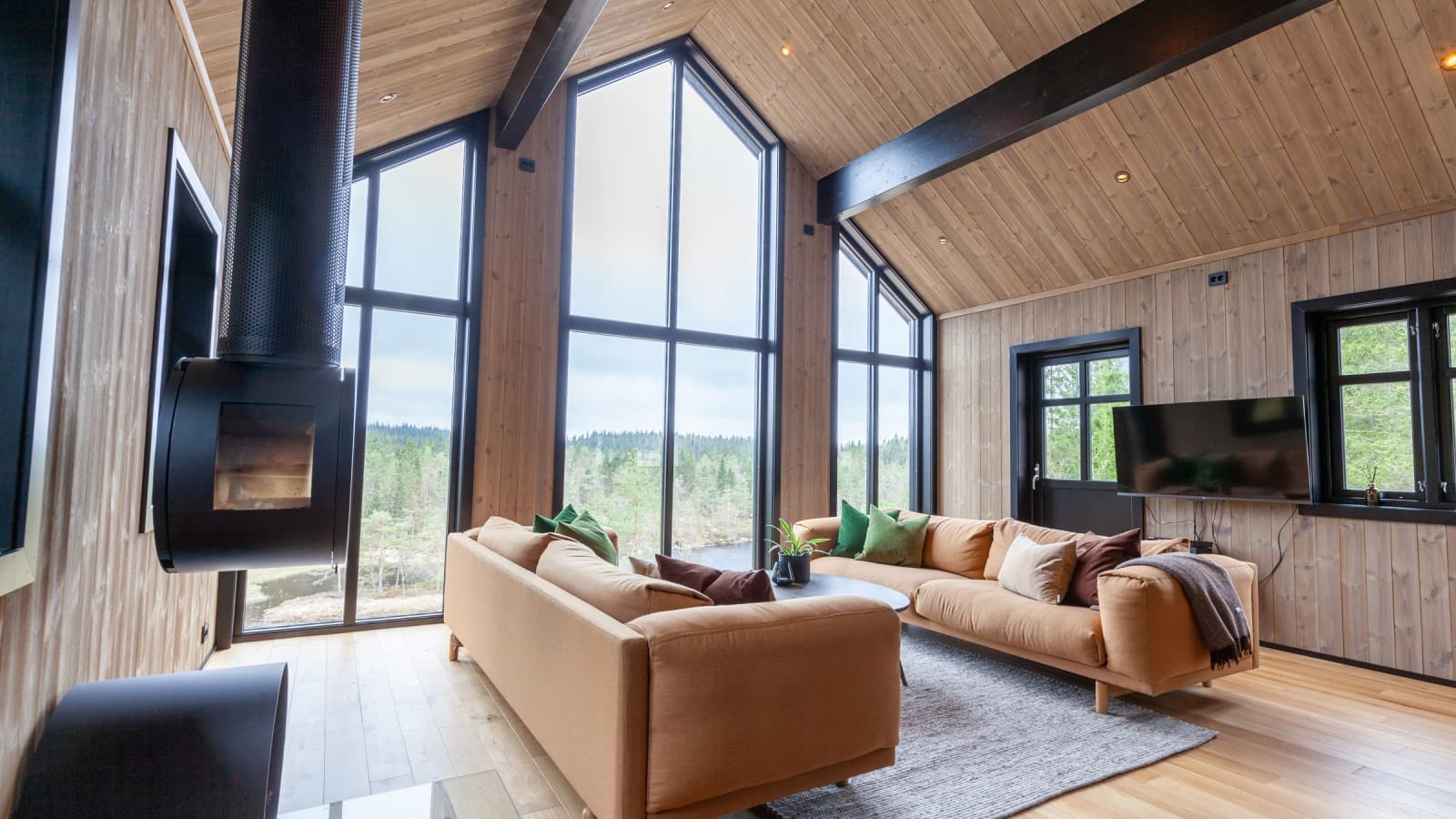 El interior de The Fairytale Castle es acogedor gracias a la madera y a su diseño con colores vivos y grandes ventanales (© Geberit) El interior de The Fairytale Castle es acogedor gracias a la madera y a su diseño con colores vivos y grandes ventanales (© Geberit)