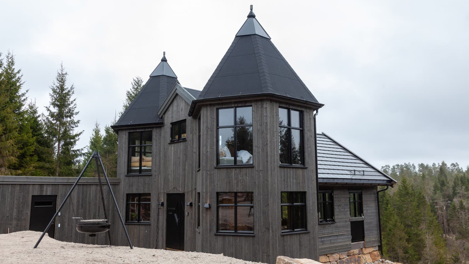 Un pequeño castillo de cuento de hadas, construido completamente de madera en los bosques del sur de Noruega, se puede alquilar para unas vacaciones en familia (© Geberit) Un pequeño castillo de cuento de hadas, construido completamente de madera en los bosques del sur de Noruega, se puede alquilar para unas vacaciones en familia (© Geberit)