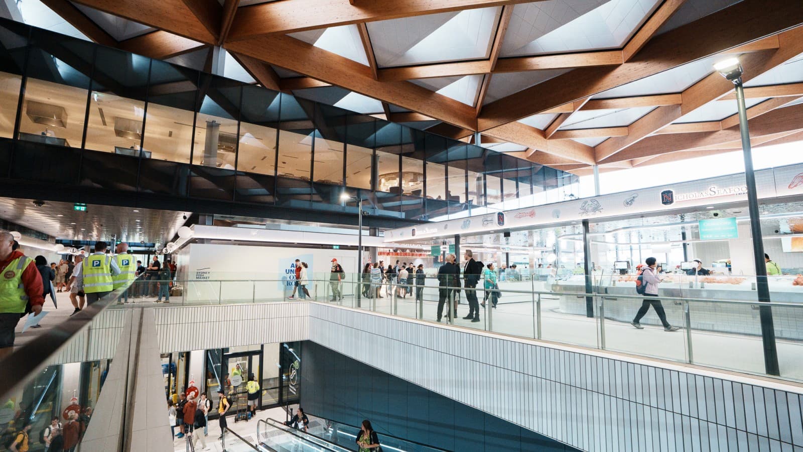 La arquitectura abierta de las plantas superiores invita a los visitantes a pasear, comprar y disfrutar del animado ambiente del mercado (© Grainger Films) La arquitectura abierta de las plantas superiores invita a los visitantes a pasear, comprar y disfrutar del animado ambiente del mercado (© Grainger Films)