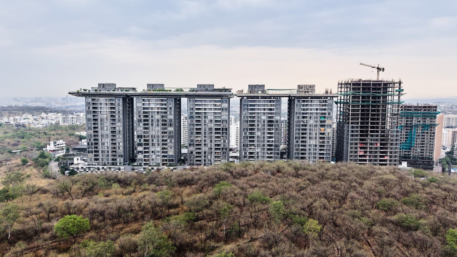 Además de las cinco torres que ya se han terminado, una sexta torre, ligeramente más alta, se encuentra actualmente en fase de construcción (© Severin Jakob) Además de las cinco torres que ya se han terminado, una sexta torre, ligeramente más alta, se encuentra actualmente en fase de construcción (© Severin Jakob)
