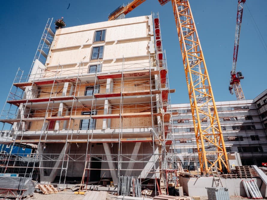 El método de construcción híbrido de madera establece nuevos estándares en términos de tiempo de construcción gracias al alto grado de prefabricación (© Tobias Singer) El método de construcción híbrido de madera establece nuevos estándares en términos de tiempo de construcción gracias al alto grado de prefabricación (© Tobias Singer)