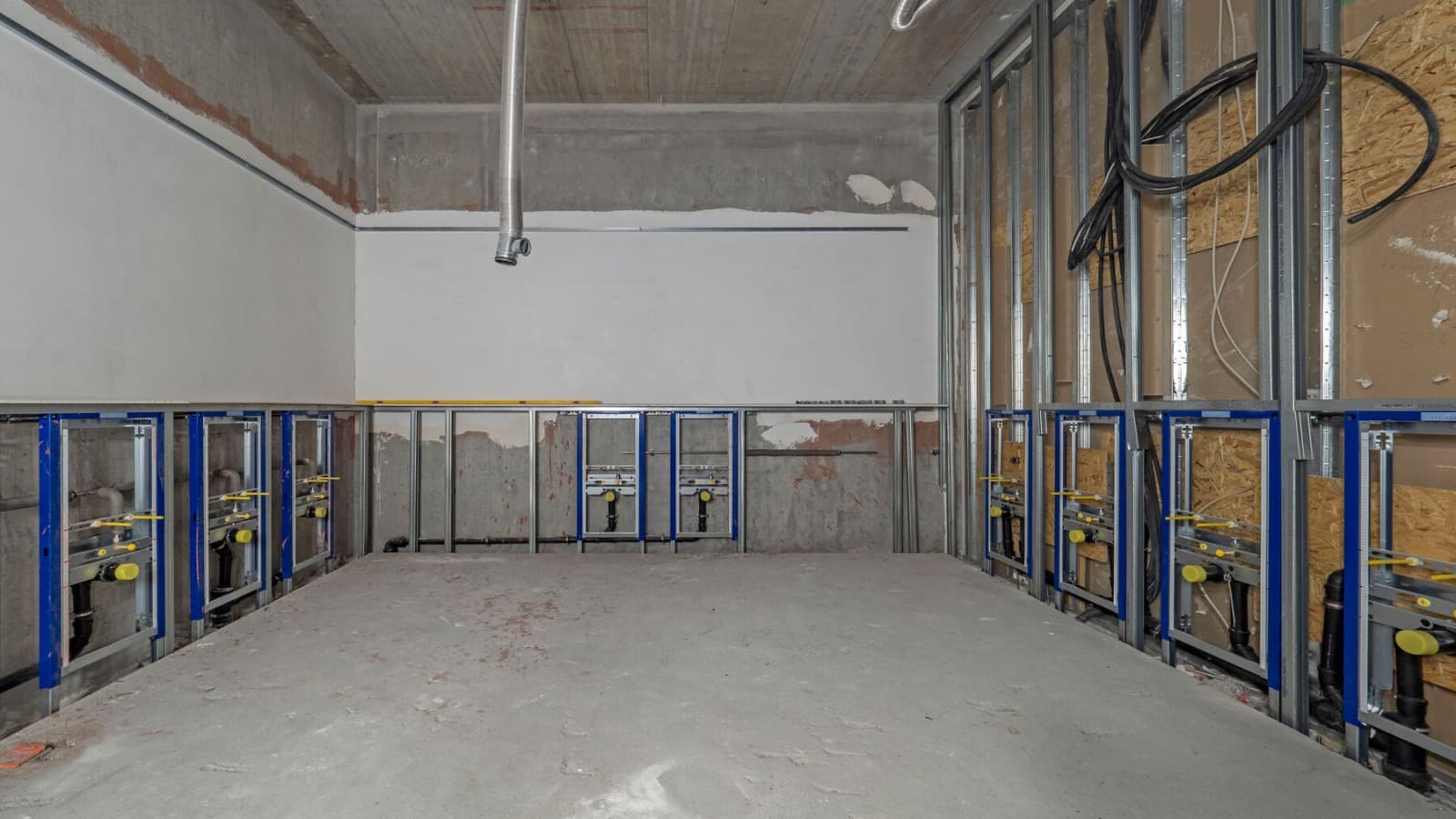 Baños del pabellón 12 durante la fase de instalación Baños del pabellón 12 durante la fase de instalación