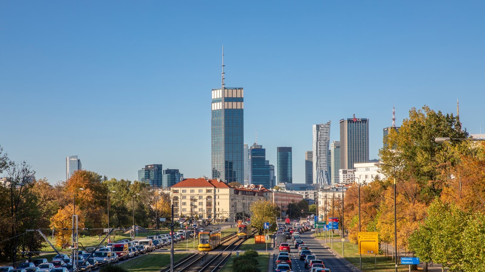 Varso Place con su torre de 310 metros de altura vigila toda Varsovia (© Aaron Hargreaves/Foster + Partners) Varso Place con su torre de 310 metros de altura vigila toda Varsovia (© Aaron Hargreaves/Foster + Partners)