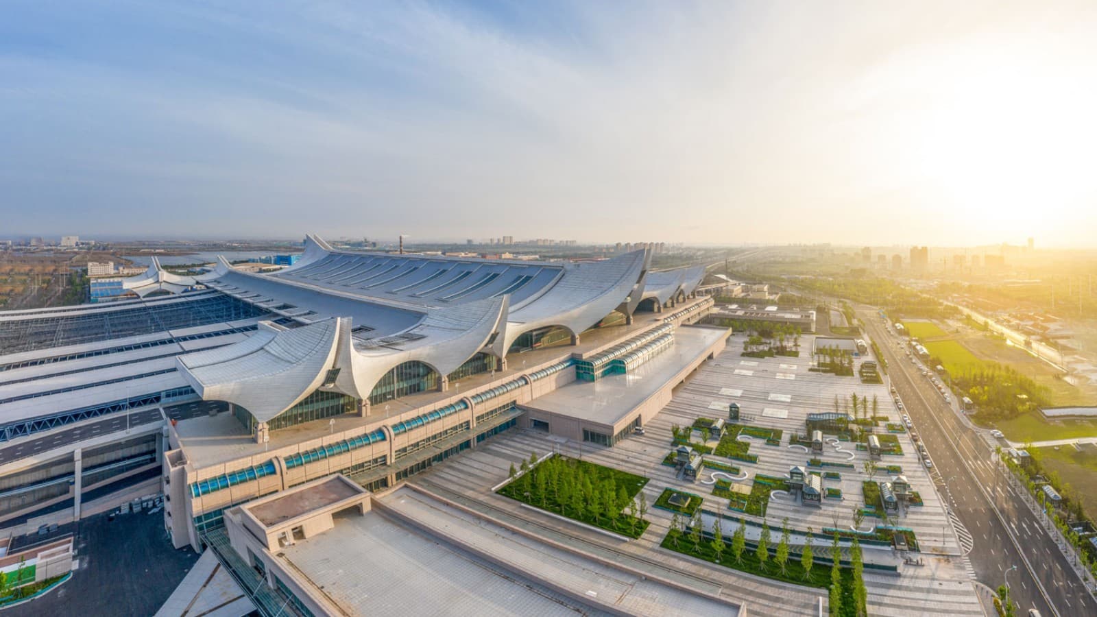 Dos olas grandes y ocho pequeñas: la estación ondulante de Hongdao (© ingDESIGN Co., Ltd.) Dos olas grandes y ocho pequeñas: la estación ondulante de Hongdao (© ingDESIGN Co., Ltd.)