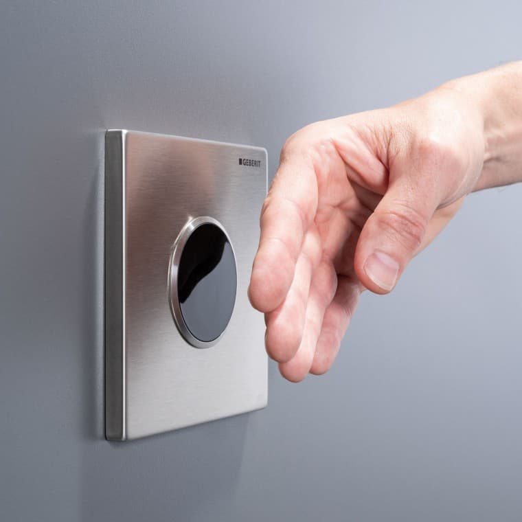 Los pulsadores de descarga de urinario libres de contacto con detección de usuario por infrarrojos permiten una programación basada en las necesidades y un accionamiento fiable de la descarga. Los pulsadores de descarga de urinario libres de contacto con detección de usuario por infrarrojos permiten una programación basada en las necesidades y un accionamiento fiable de la descarga.